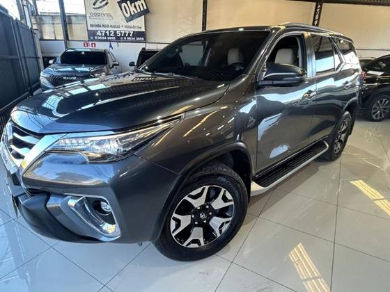 TOYOTA HILUX SW4 2.8 SRX DIAMOND 4X4 7 LUGARES 16V TURBO INTERCOOLER DIESEL 4P AUTOMÁTICO TOYOTA HILUX SW4 2.8 SRX DIAMOND 4X4 7 LUGARES 16V TURBO INTERCOOLER DIESEL 4P AUTOMÁTICO